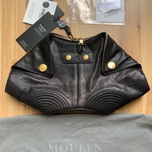 ⭐️ Alexander Mcqueen Black De Manta Clutch
